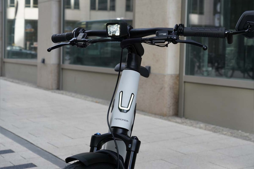 Stromer S-Pedelec von vorne, Licht ist eingeschaltet