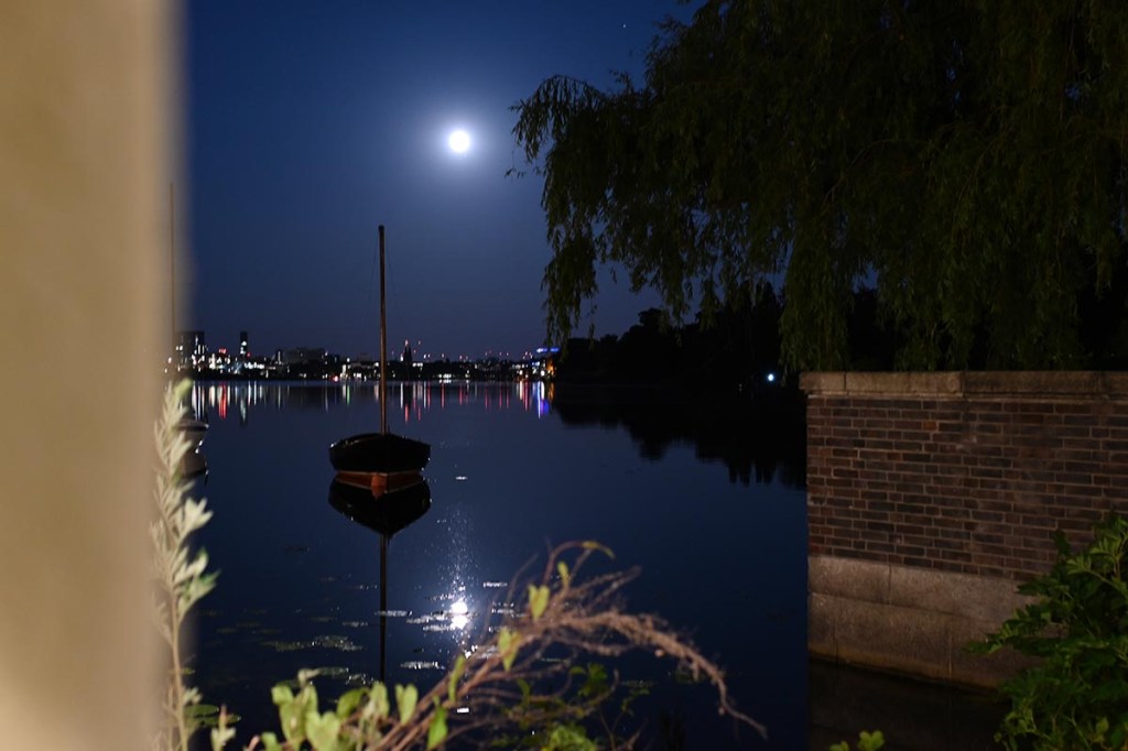 Eine Stadt an Wasser gebaut bei Nacht.