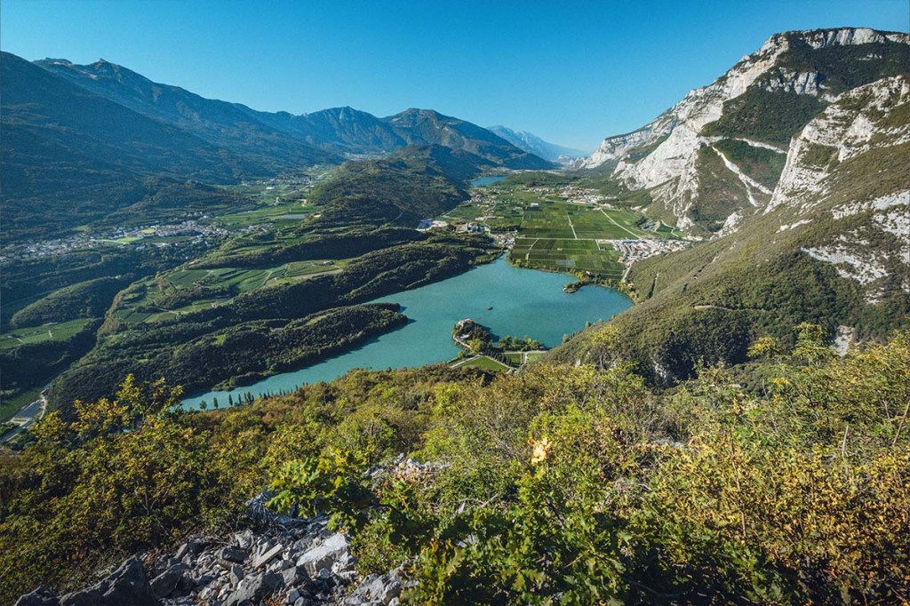 Panoramablick Natur mit See und Bergen