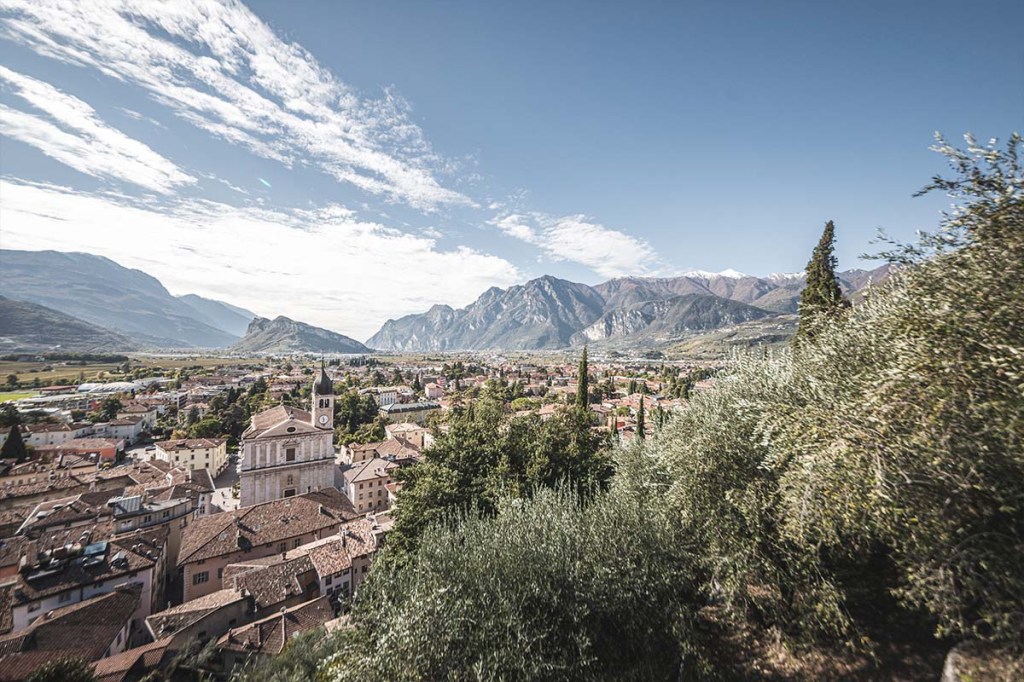 Panoramablick auf eine malerische Stadt in einem Tal