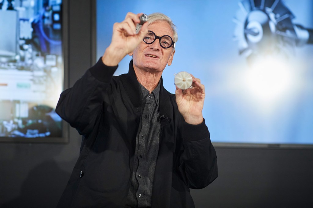 James Dyson zeigt Bauteile von Staubsaugern.