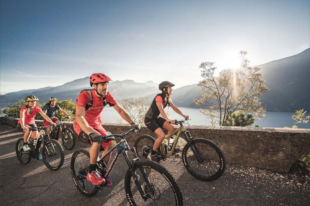 Zwei Mountainbikefahrer nebeneinander, im HIntergrund ein See