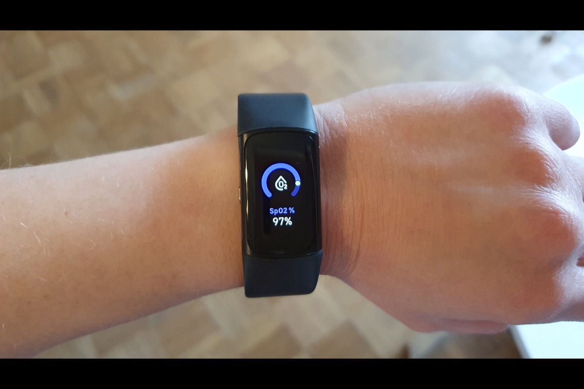 Die Fitbit Charge 6.