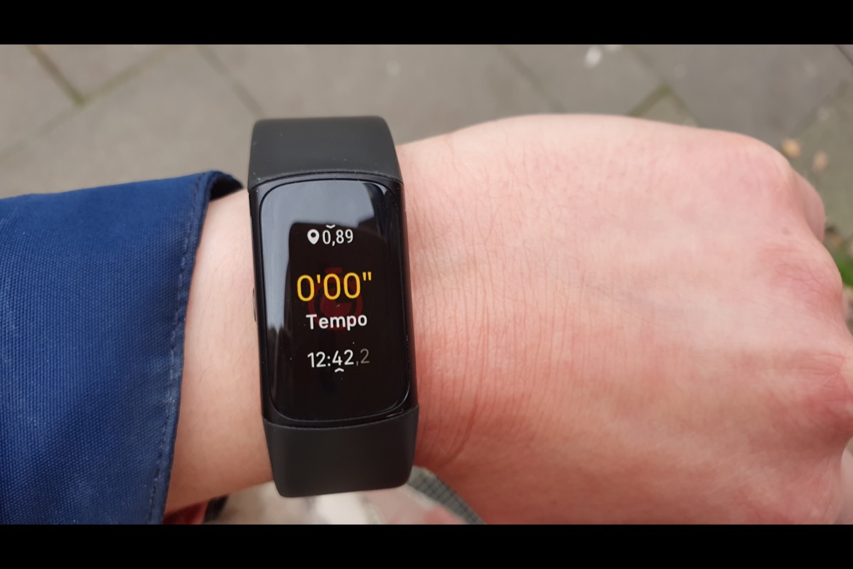 Die Fitbit Charge 6.