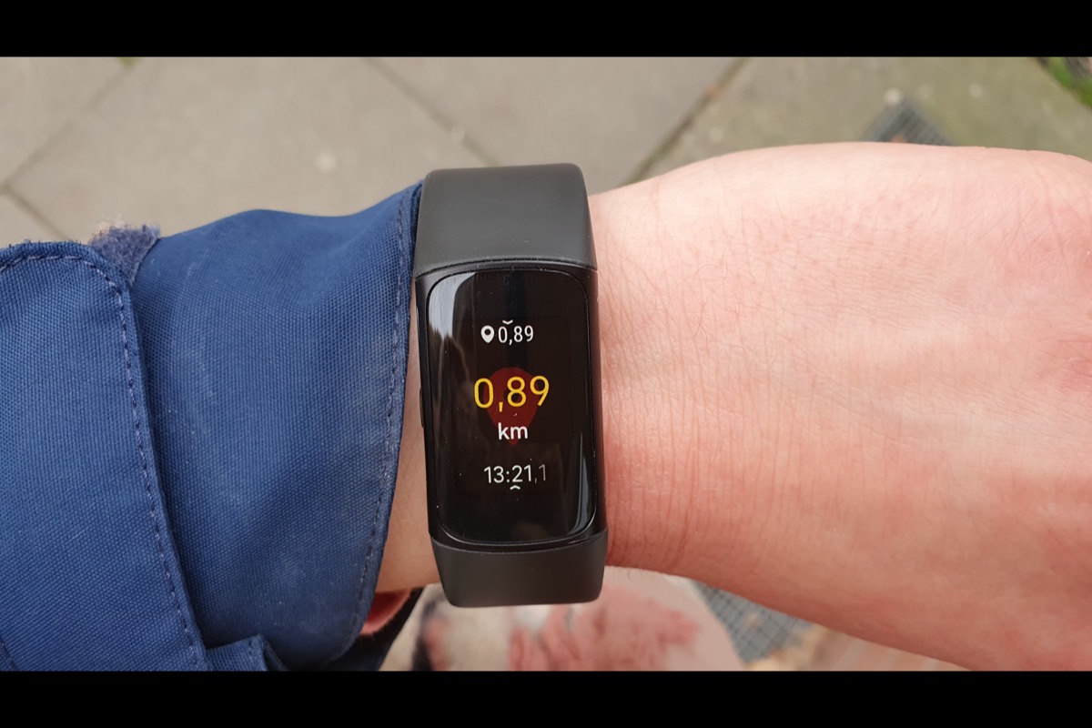 Die Fitbit Charge 6.