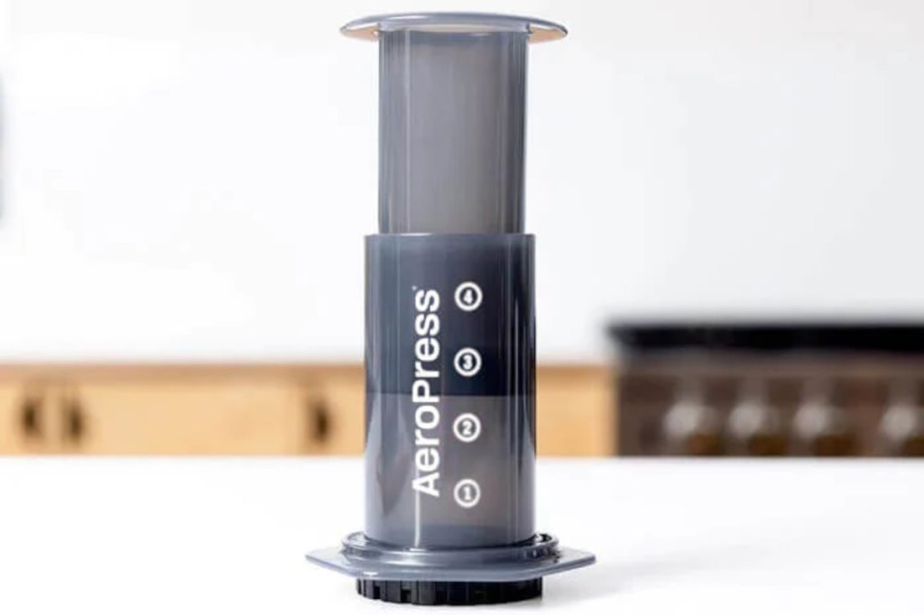 Aeropress: Zwei graue Zylinder zusammengesteckt auf weißer Arbeitsplatte