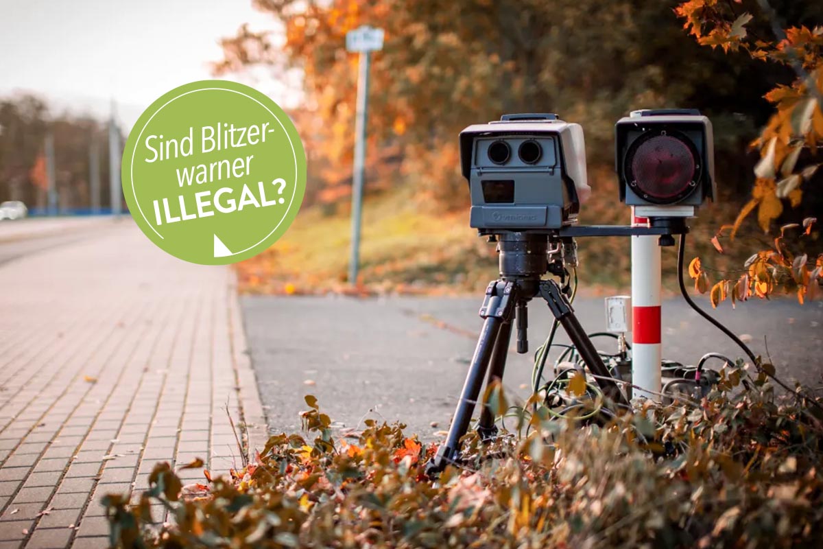 Blitzer am Rande einer Straße.