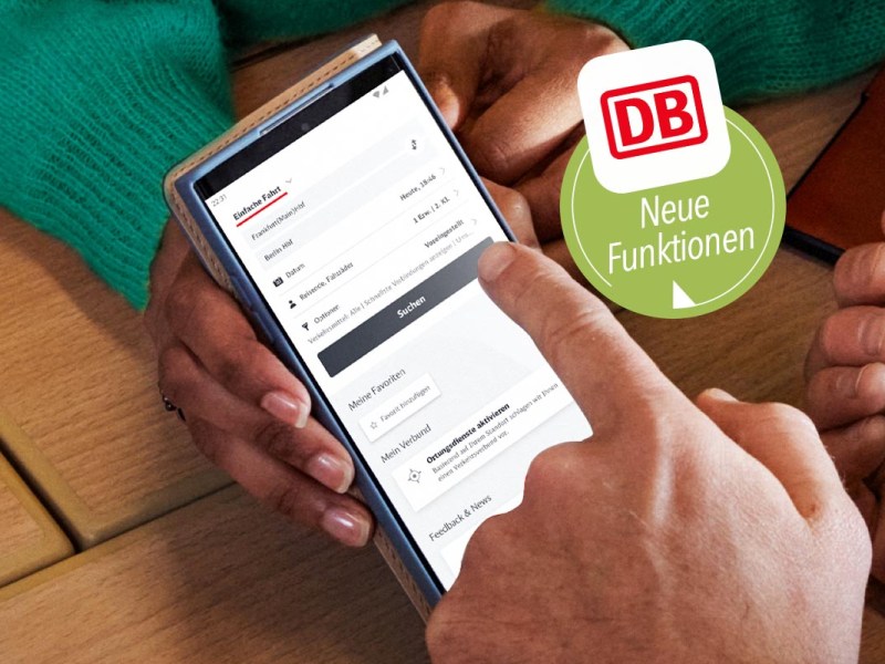 In der Hand gehaltenes Smartphone mit Deutscher Bahn App.