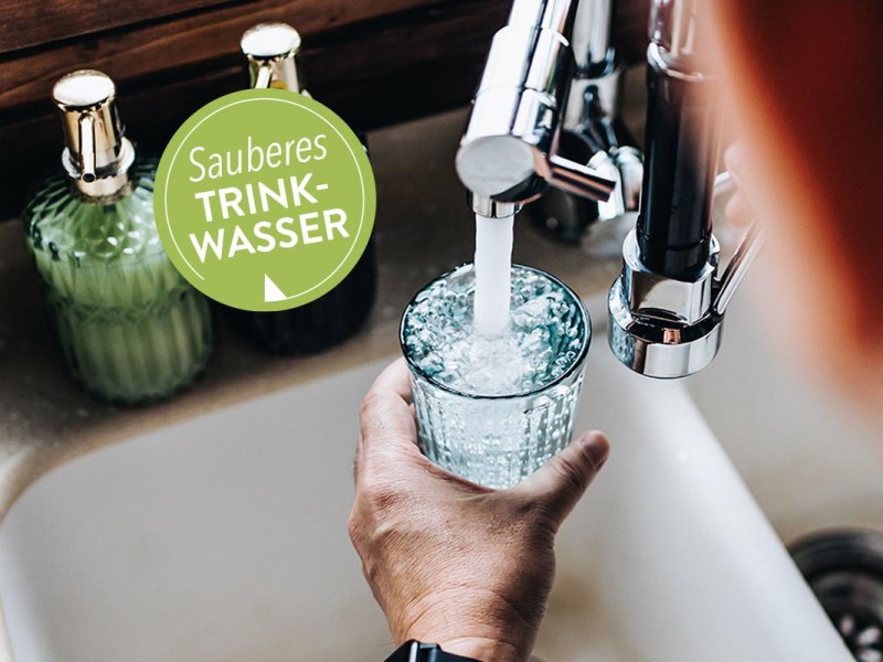 Mensch zapft Wasser vom Wasserhahn