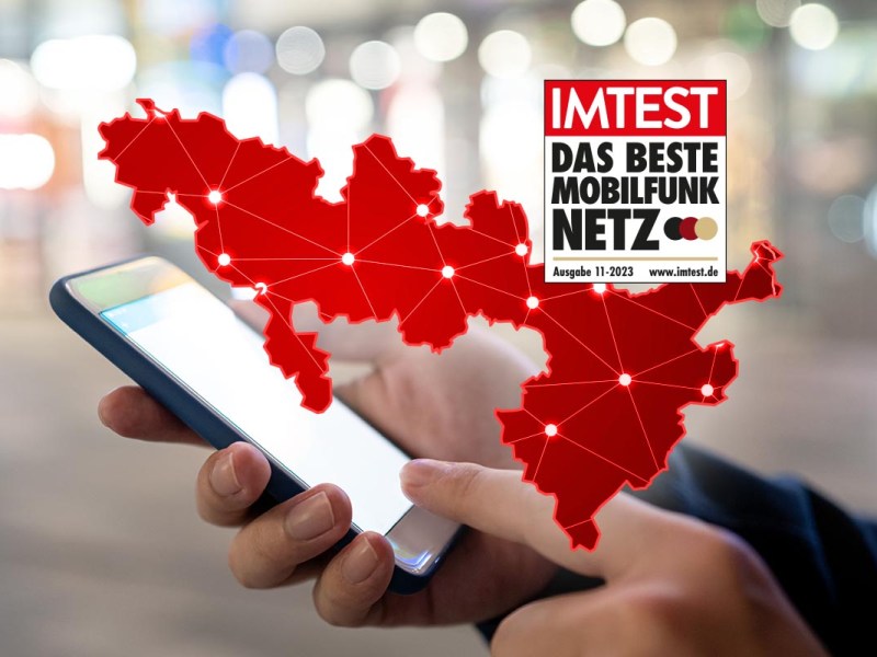 Ein Smartphone mit der Landkarte des Erscheinungsgebiet von NRW und IMTEST-Siegel das beste Mobilfunknetz.