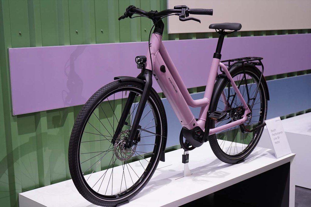 fliederfarbenes E-Bike auf einem Aufsteller