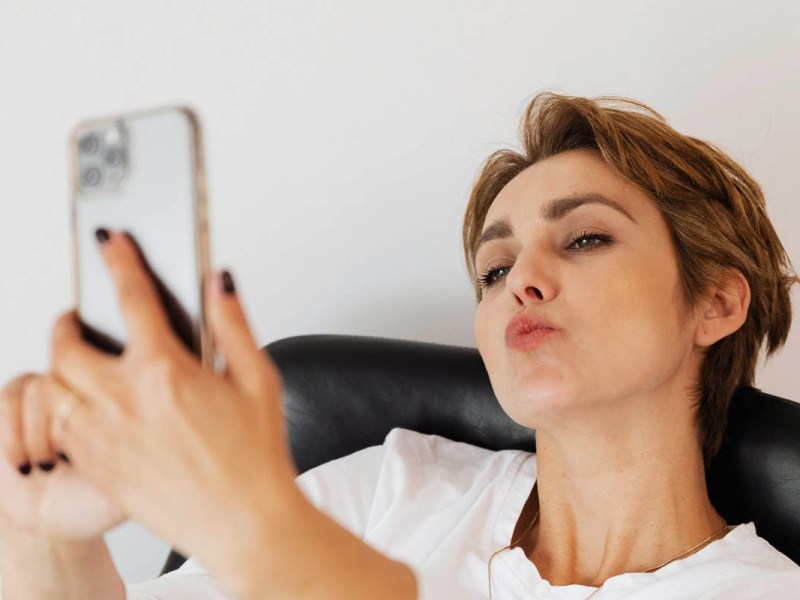 Eine Frau macht ein Selfie