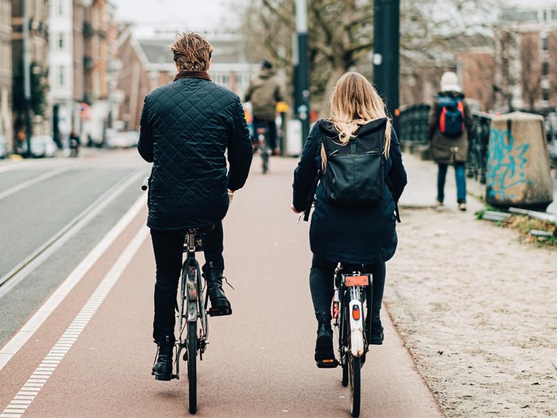 Zwei Personen auf einem Fahrrad.