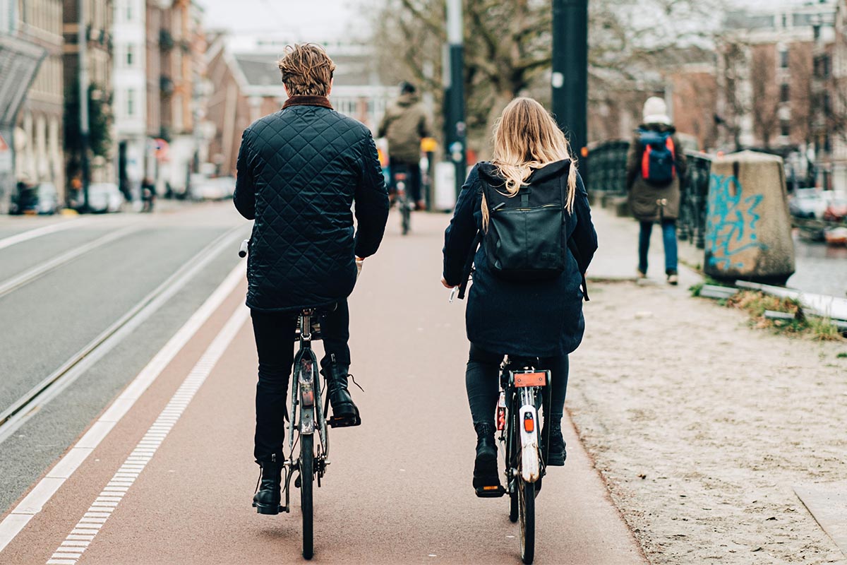 Zwei Personen auf einem Fahrrad.