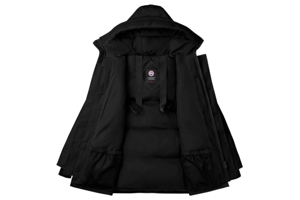 Schwarze geöffnete Winterjacke von Canada Goose geöffnet auf weißem Hintergrund