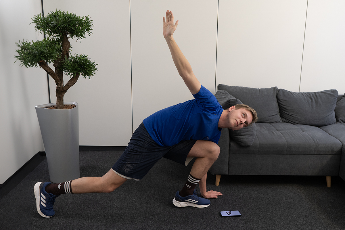 Ein Mann macht Yoga-Dehnungen