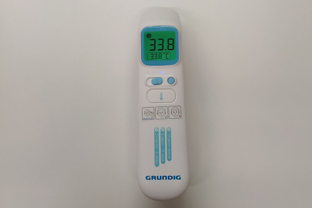 Ohrthermometer von Grundig in direkter Draufsicht mit eingeblendeter Dispalyanzeige.