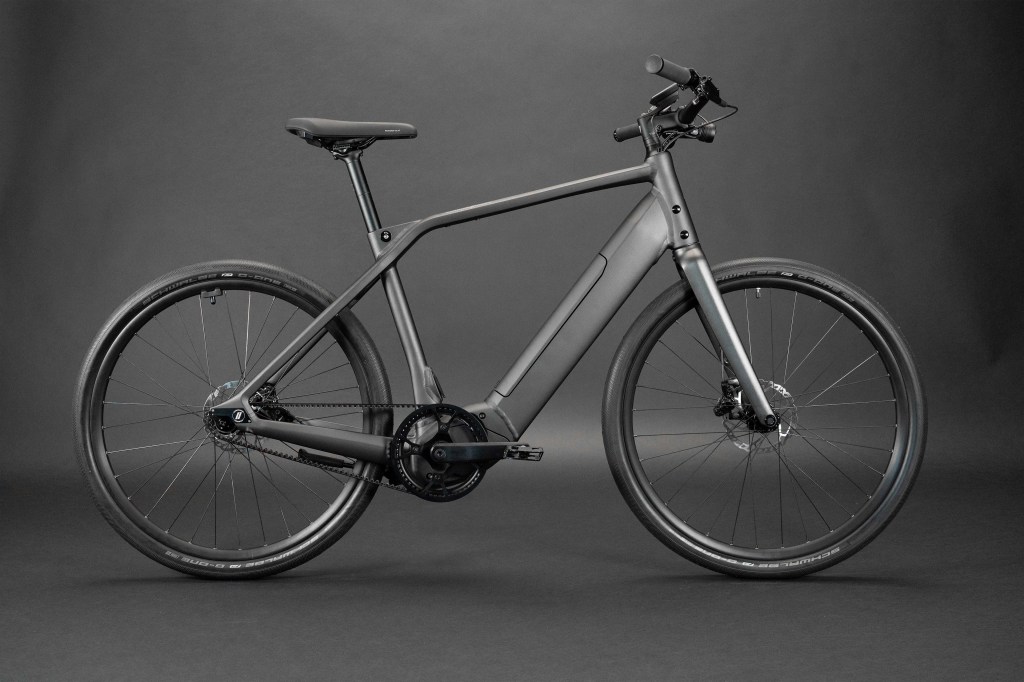 Productshot schwarzes E-Bike auf schwarzem Hintergrund