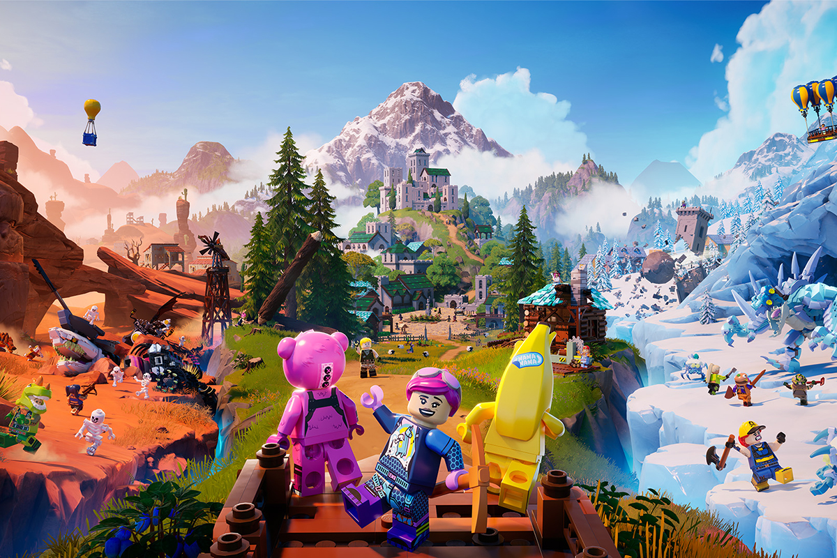 Titelbild von Lego Fortnite. Rechts ein schneebedeckter Berg, links eine Wüste, in der Mitte Grasland. Vorne drei Legofiguren.