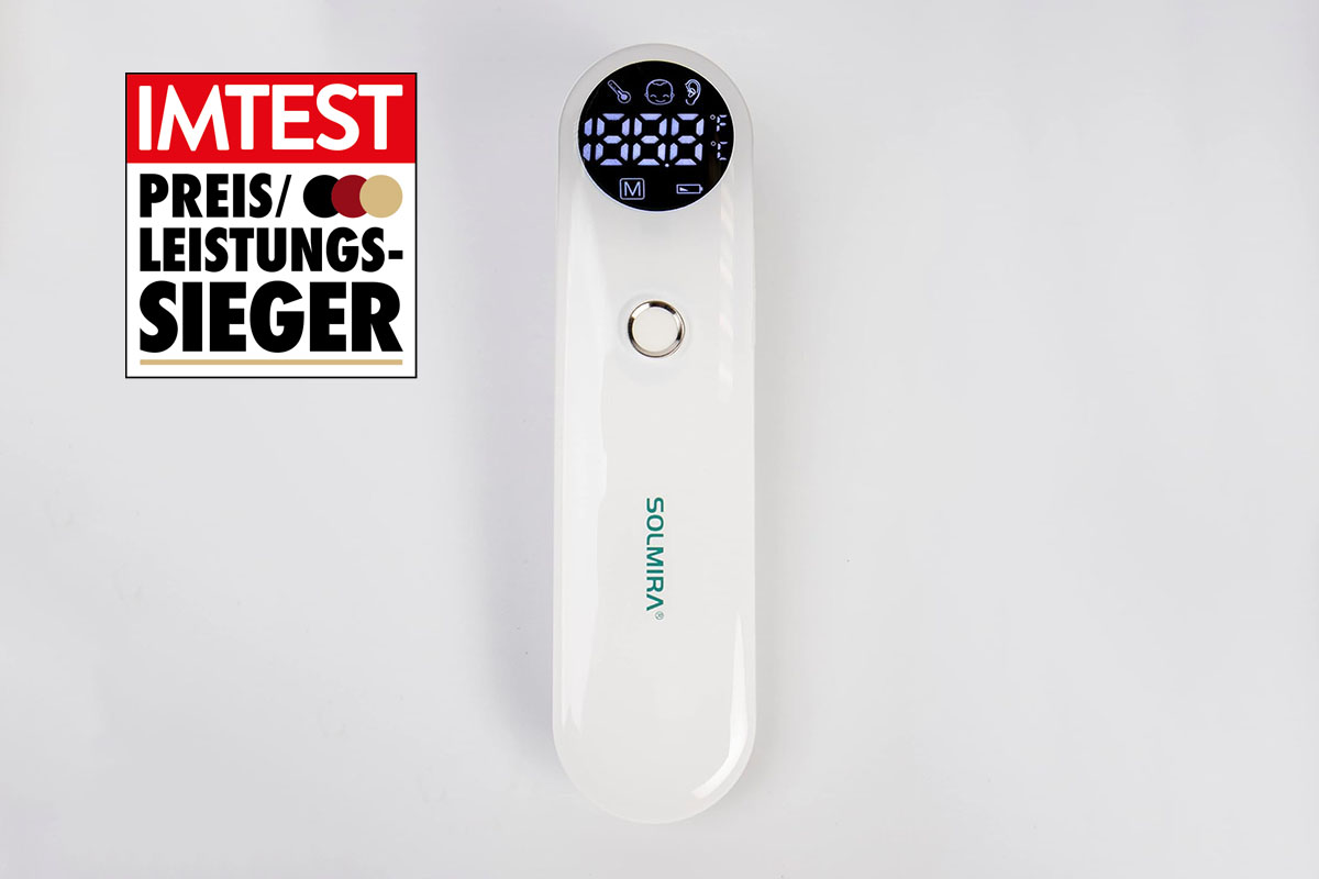 Ohrthermometer von Solmira in frontak ler Ansicht mit eingeschaltetem Display und Preis-Leistungssieger-Siegel vor weißem Hintergrund.