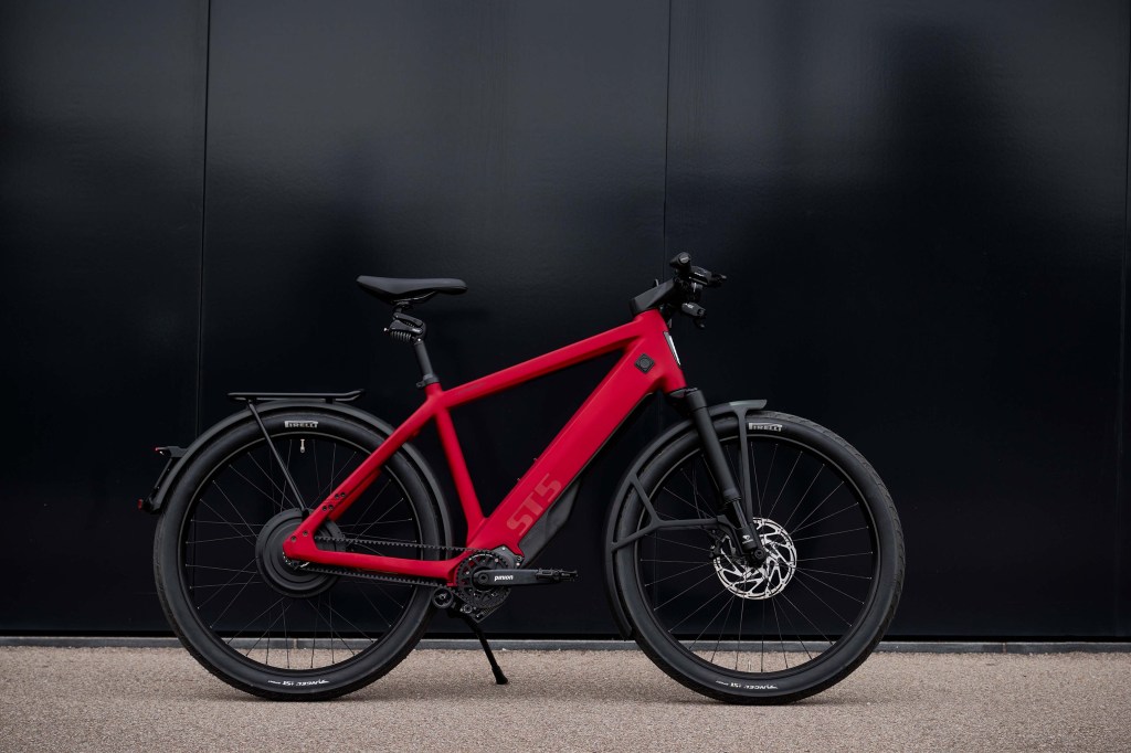 Productshot rotes E-Bike von der Seite