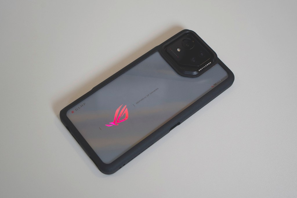 Das ASUS ROG Phone 8 Pro in der mitgeliegerten Hülle.