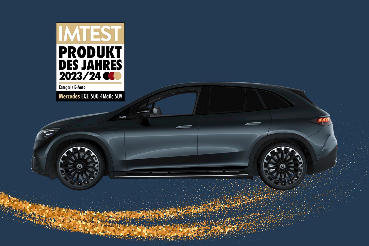 Der Mercedes EQE 500 4Matic SUV vor dunklem Hintergrund.