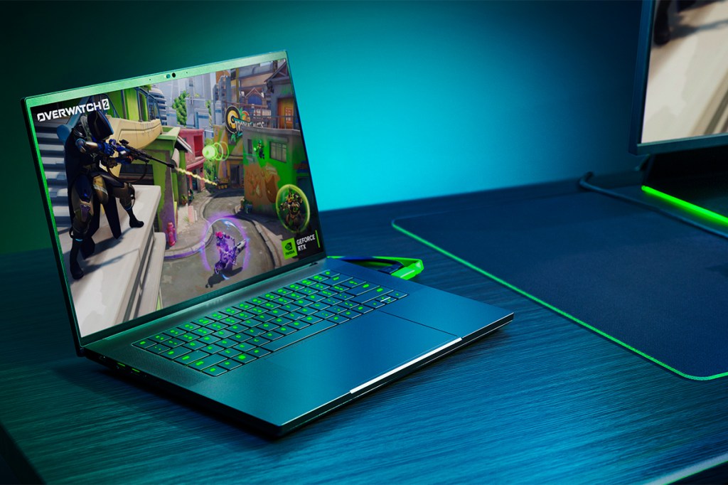 Das Razer Blade 16 auf einem Schreibtisch, aufgelappt von vorne fotografiert.