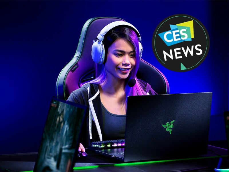 Eine asiatische Frau spielt am Notebook Razer Blade 16. Sie trägt ein Gaming-Headset und sitzt in einem Gaming-Stuhl.