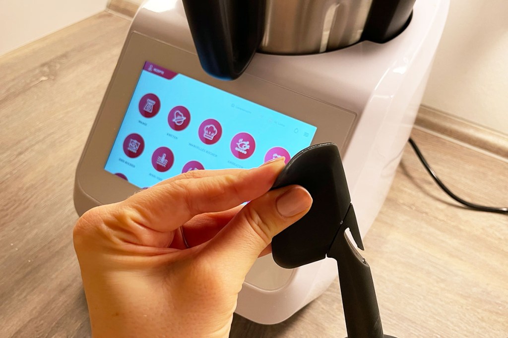 Der flexible Spatel des Lidl-Thermomix wird von einer Hand gebogen.