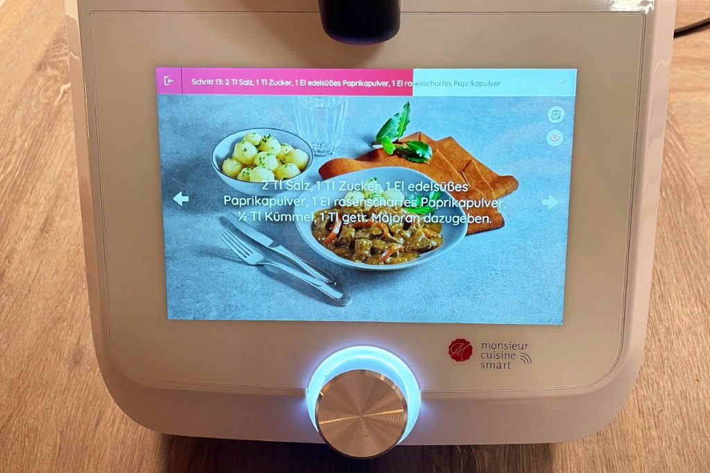 Ein Arbeitsschritt in der Rezeptführung des Monsieur Cuisine Smart auf dem Display des Geräts.