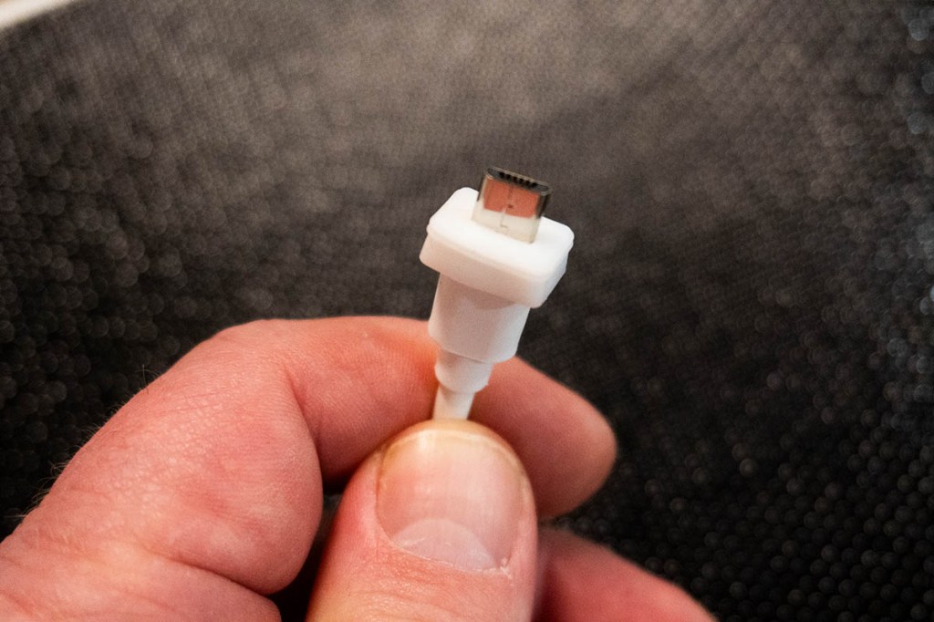 Eine Dichtung auf dem Micro-USB-Stecker des Solarpanels