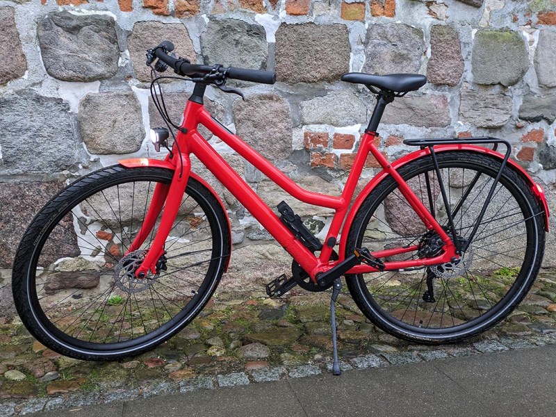 E-Bike von Ampler vor einer Mauerwand.