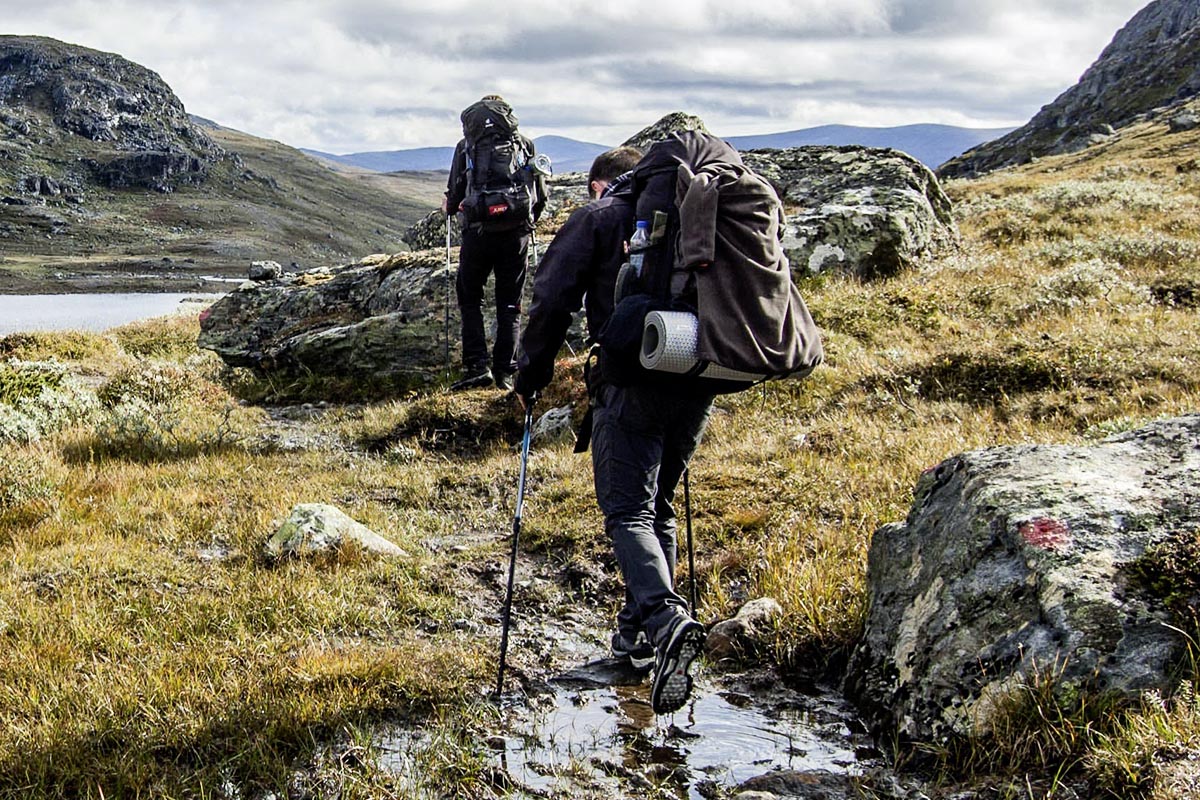 Personen wandern unter freiem Himmel.