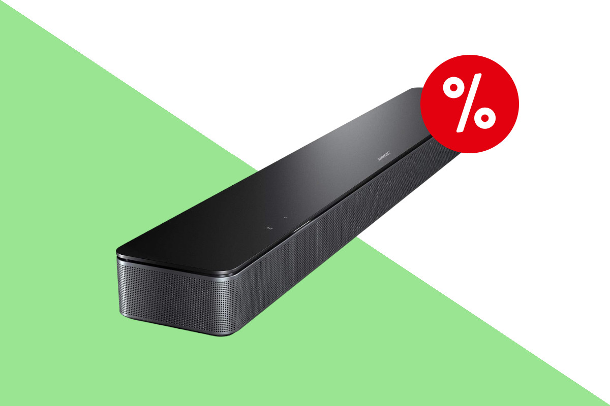 Schwarze lange Bose Soundbar 300 nach vorne ragend schräg von oben auf grün weißem Hintergrund mit rotem Prozentbutton oben rechts