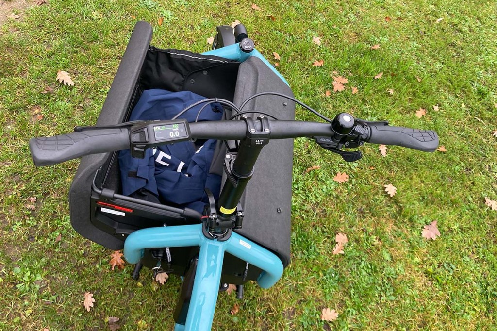 Blick aus Fahrersicht in die Transportbox eines Cargo-E-Bikes