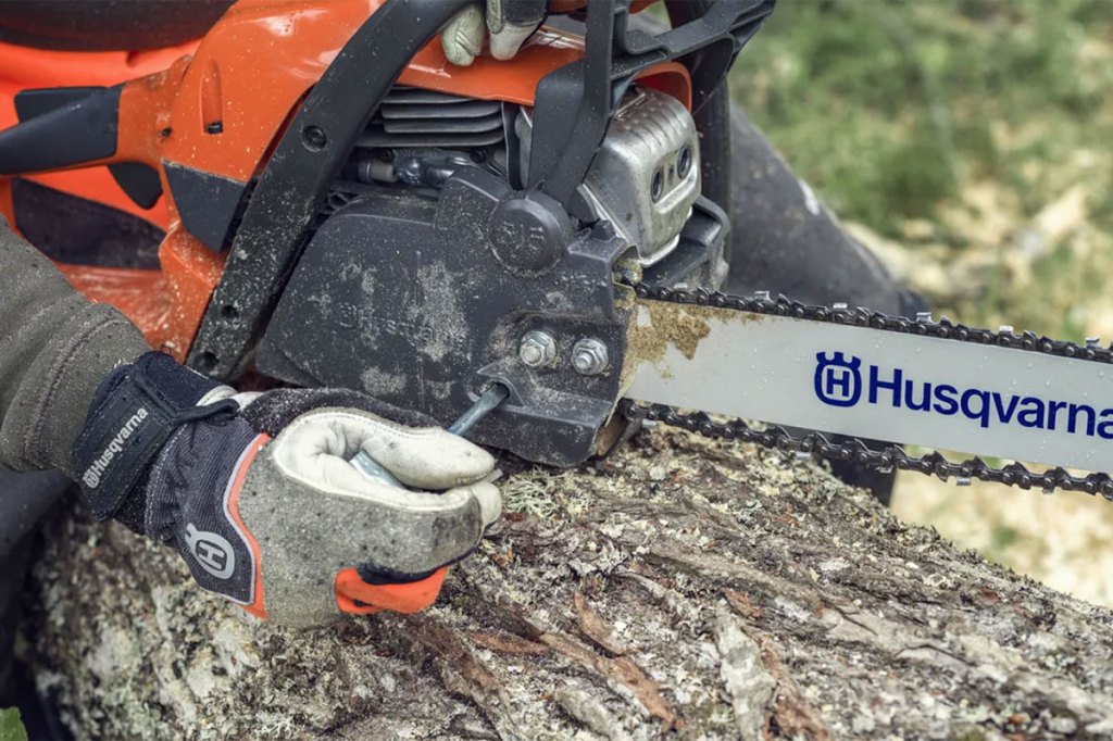 Husqvarna Kettensäge bei der Reparatur, draußen in der Natur.