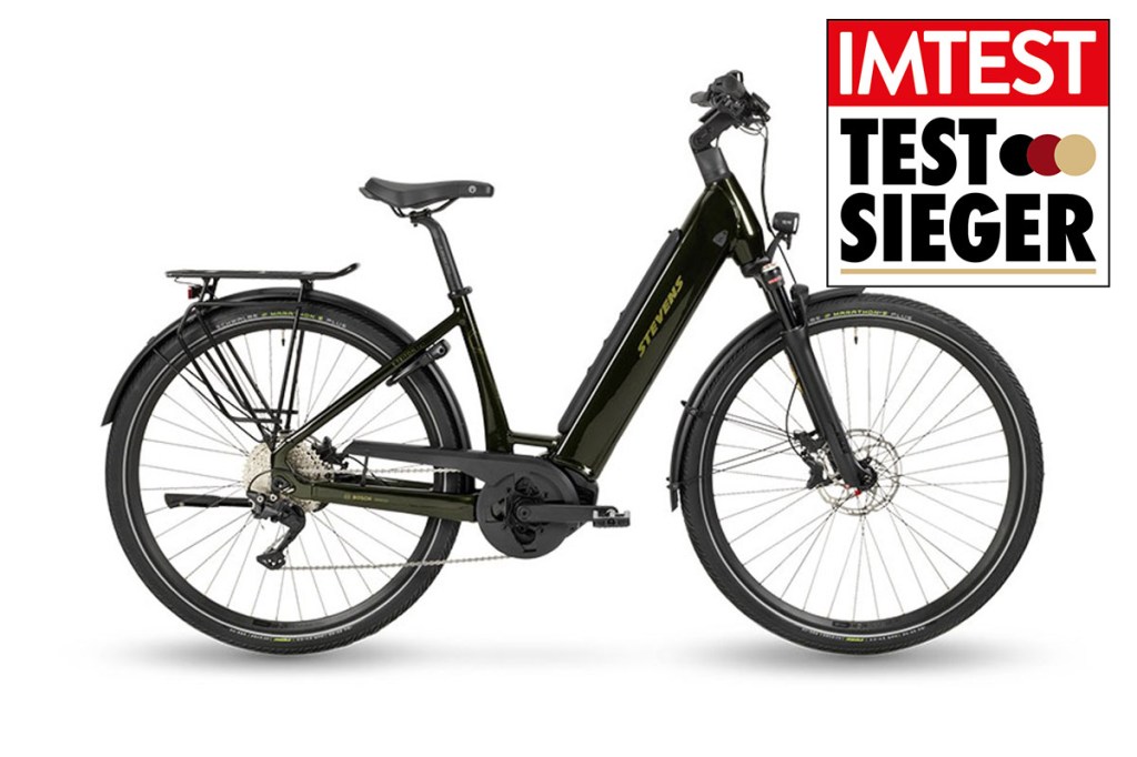 Schwarzes E-Bike Stevens E-Triton 7.6.1. im Profil vor weißer Leinwand.,