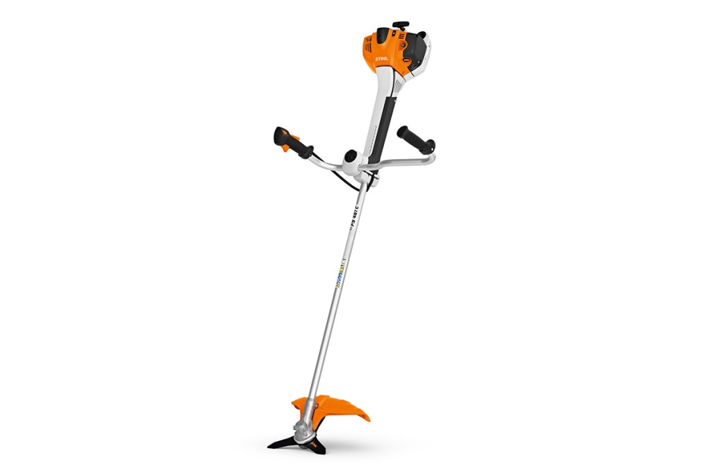 Ein Rasentrimmer von Stihl vor weißem Hintergrund.