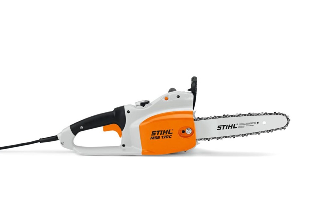 Stihl-Kettensäge vor weißem Hintergrund.