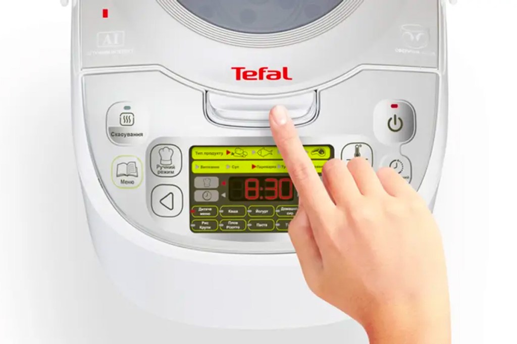 Eine Hand bedient den Tefal Multikocher 45in1.