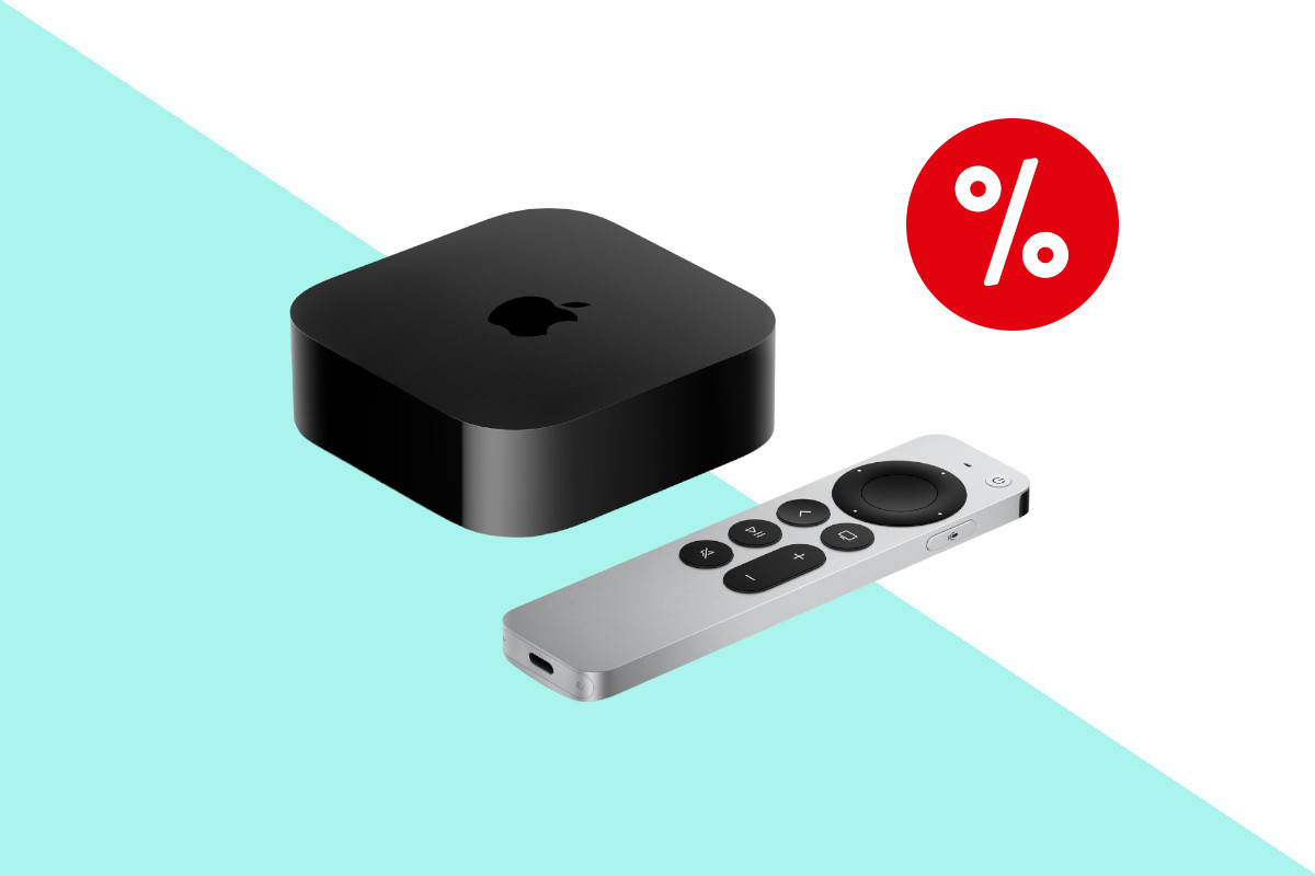 Schwarze quadratische Apple TV 4K Box schräg von oben, davor eine silbern längliche Fernbedienung auf türkis weißem Hintergrund mit rotem Prozentzeichen oben rechts