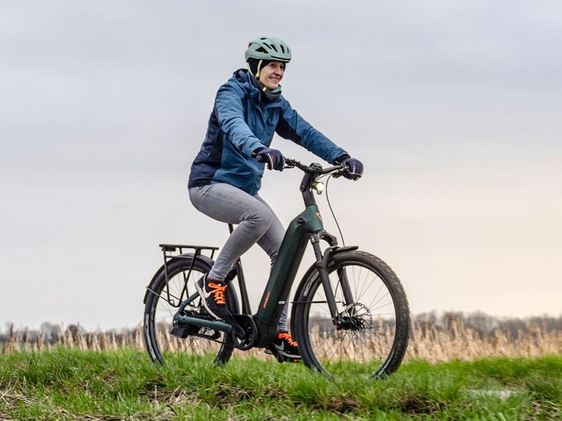 Person auf einem E-Bike von Canyon.