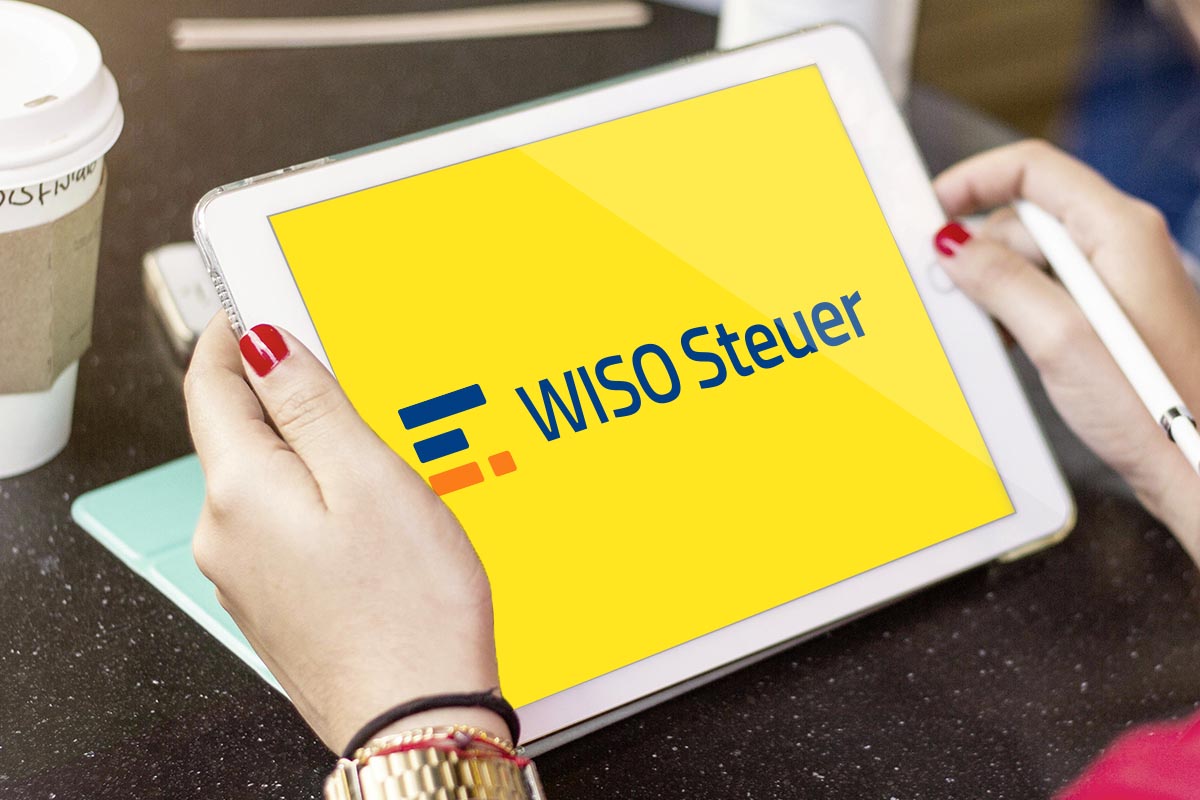 Ein iPad mit WISO-Steuer-Schriftzug im Display