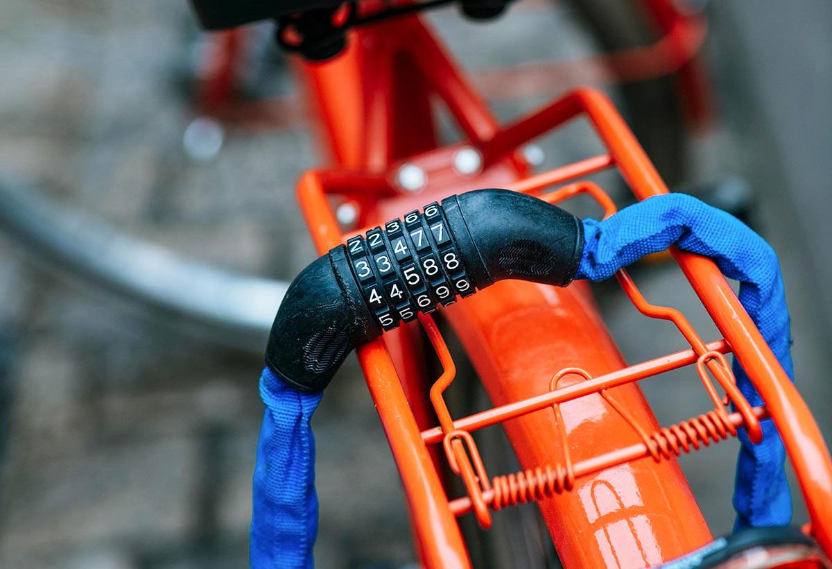 Fahrradschloss am Gepäckträger eines Fahrrads.