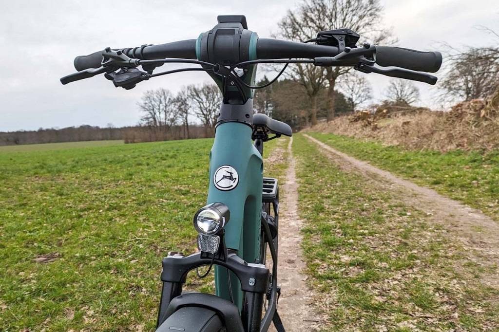 E-Bike von vorne, Feld und Wiese im Hintergrund