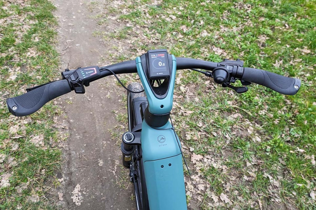 Blick von oben auf einen E-Bike-Lenker