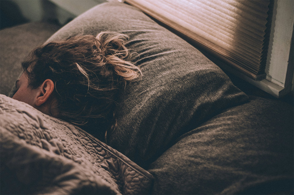 Eine Frau schläft im Bett.