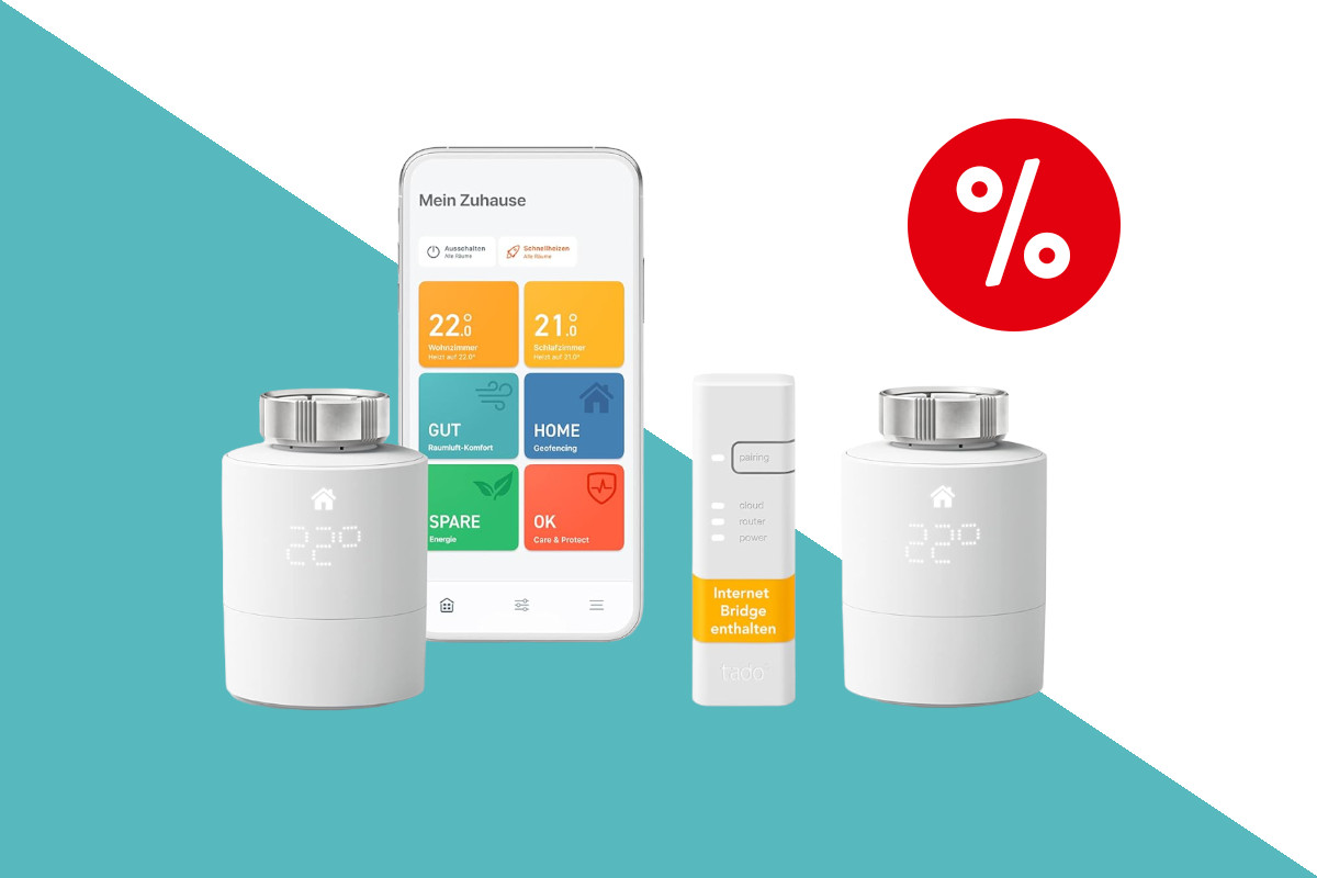 Tado Starter Kit V3+ mit zwei weißen senkrecht hingestellten Thermostaten links und rechts, dazwischen ein weißes Smartphone mit bunten Kacheln auf Bildschirm und einem kleinen, länglichen weiß gelben Gerät auf türkis weißem Hintergrund mit rotem Prozentbutton oben rechts