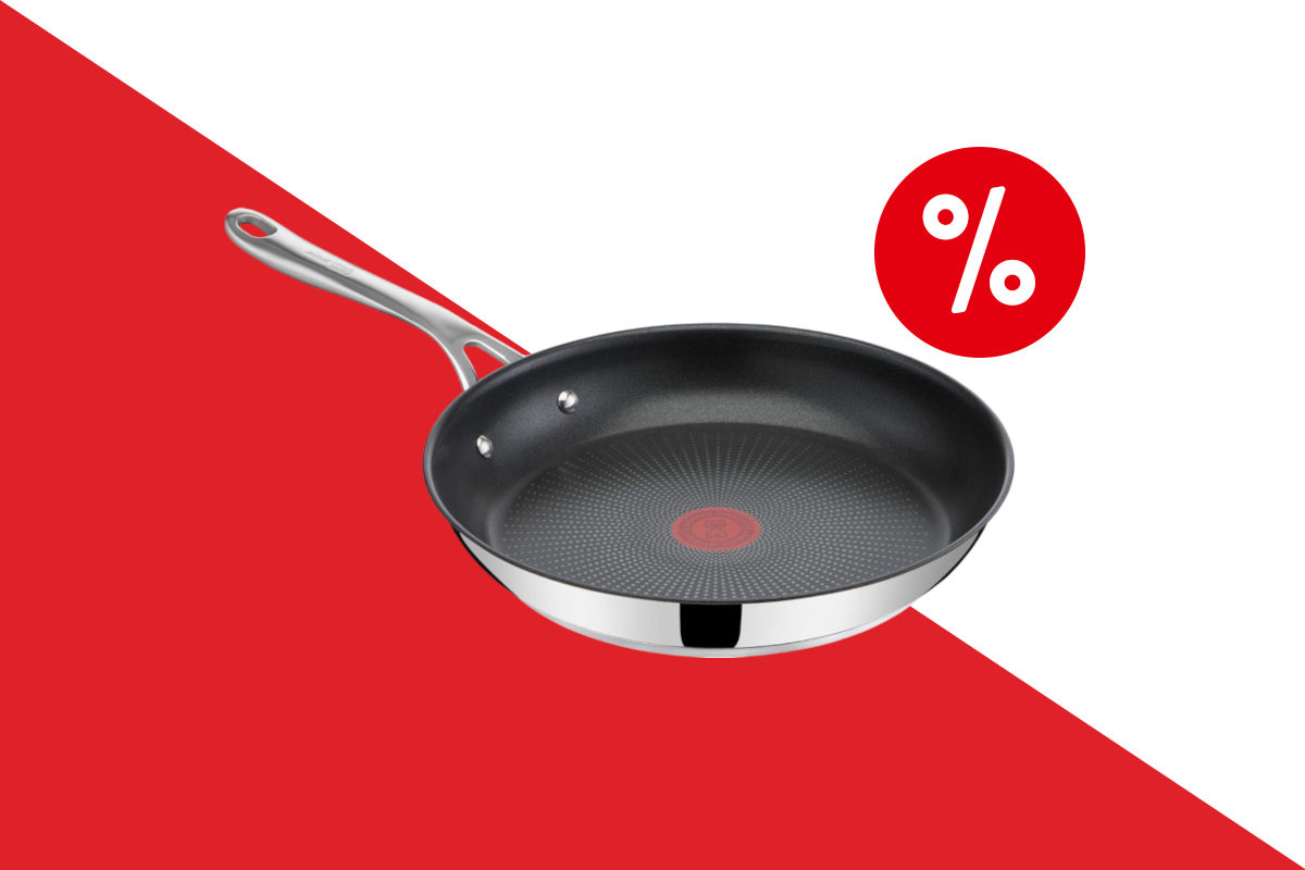 Die Jamie Oliver by Tefal Cook's Bratpfanne auf rot-weißem Hintergrund mit einem rot-weißem Prozentzeichen auf der rechten oberen Seite.